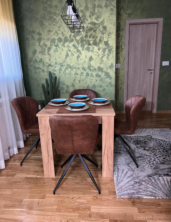Jungle Lux Apartment Čačak Buitenkant foto